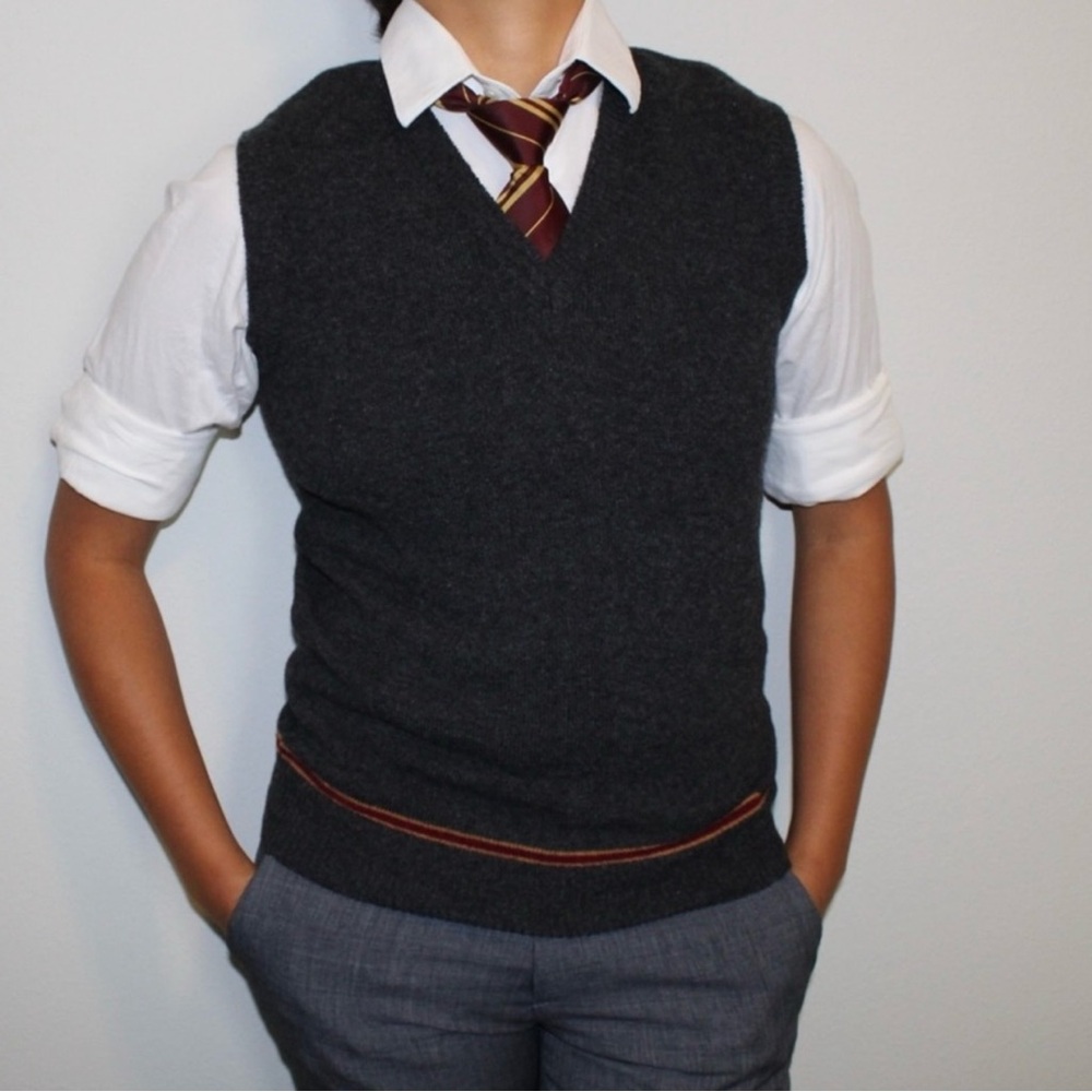Harry Potter Lambswool  Official Gryffindor Charcoal Grey V-Neck Sweater Vest LG